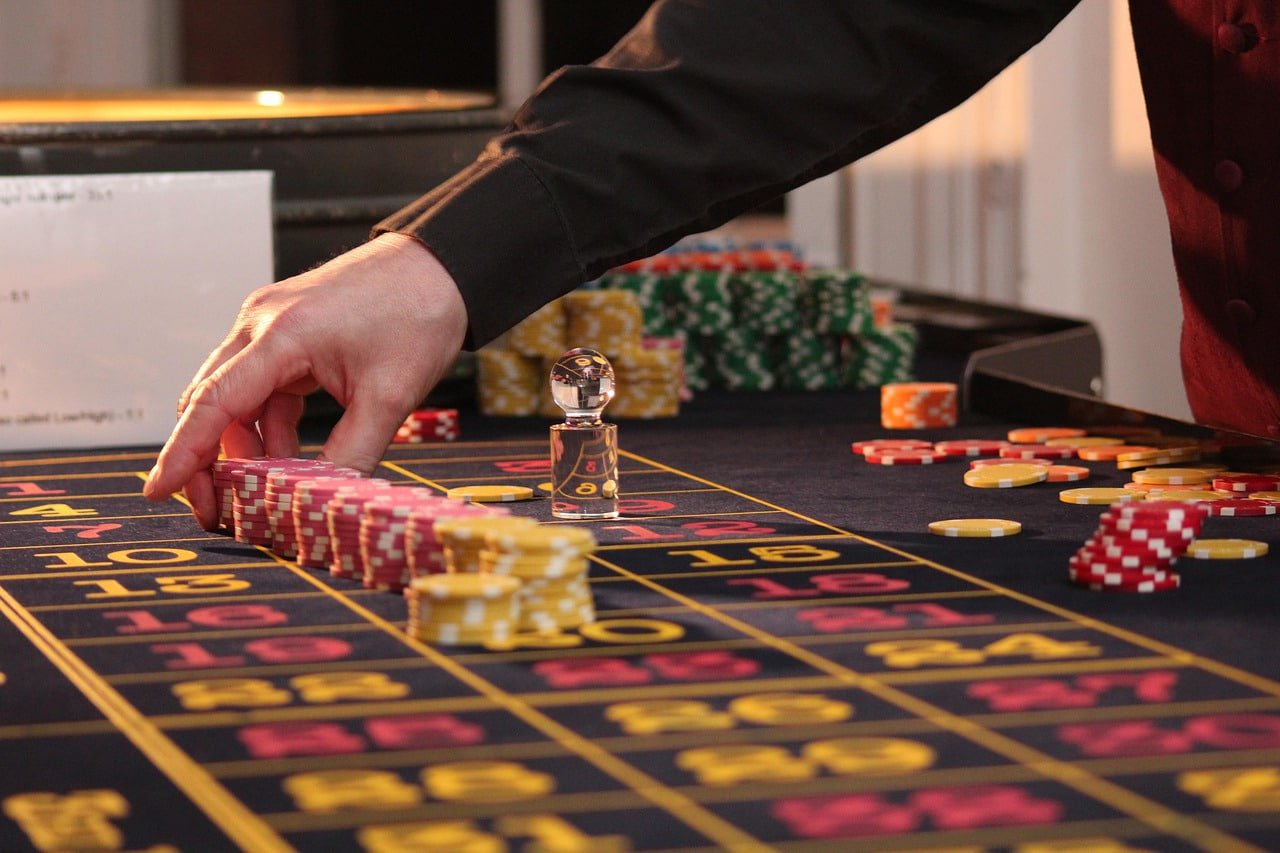 pp6sony မိုဘိုင်းအက်ပ် ကို smartphone တွင် Live Casino ဂိမ်း ကစားနေသောမြင်ကွင်း